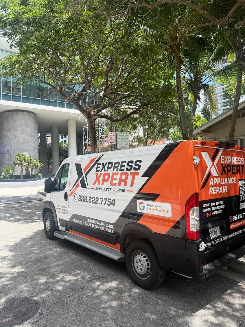 Camioneta de Express Xpert estacionada frente a un edificio comercial en Miami, con el teléfono y la calificación 5.0 de Google en el costado